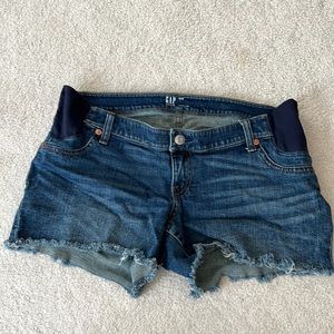 Gap maternity jean shorts size 28/6r with side panel